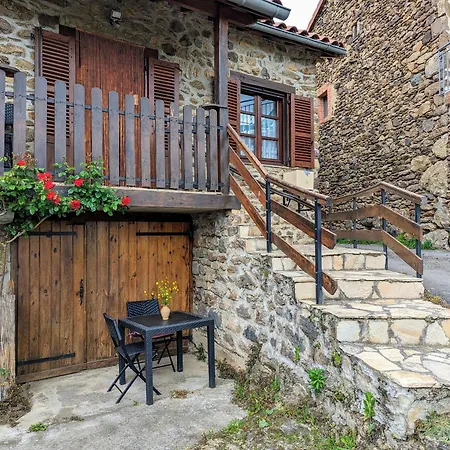 Saint-ilpize, 3 Pièces, 4 Personnes - Fr-1-582-93 Casa vacanze *